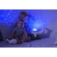 Cloud b Tranquil Whale White Family - Lampka z projekcją świetlną i grzechotką - Wieloryb biały