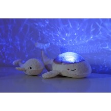 Cloud b Tranquil Whale White Family - Lampka z projekcją świetlną i grzechotką - Wieloryb biały