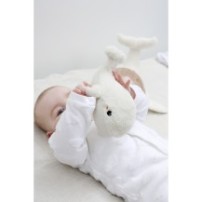 Cloud b Tranquil Whale White Family - Lampka z projekcją świetlną i grzechotką - Wieloryb biały
