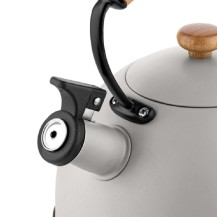 CZAJNIK NIEELEKTRYCZNY NEW NATURA LINE 1,8L. Z GWIZDKIEN, IND. (SZARY UCHWYT DREWNO)