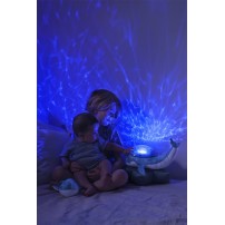 Cloud b Tranquil Whale Blue Family - Lampka z projekcją świetlną i grzechotką -Wieloryb niebieski