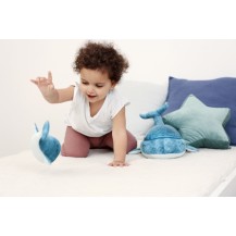 Cloud b Tranquil Whale Blue Family - Lampka z projekcją świetlną i grzechotką -Wieloryb niebieski