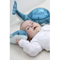 Cloud b Tranquil Whale Blue Family - Lampka z projekcją świetlną i grzechotką -Wieloryb niebieski