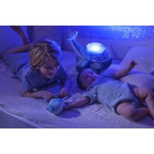 Cloud b Tranquil Whale Blue Family - Lampka z projekcją świetlną i grzechotką -Wieloryb niebieski