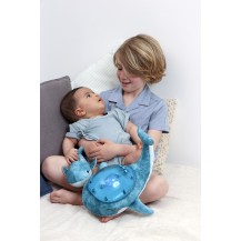 Cloud b Tranquil Whale Blue Family - Lampka z projekcją świetlną i grzechotką -Wieloryb niebieski